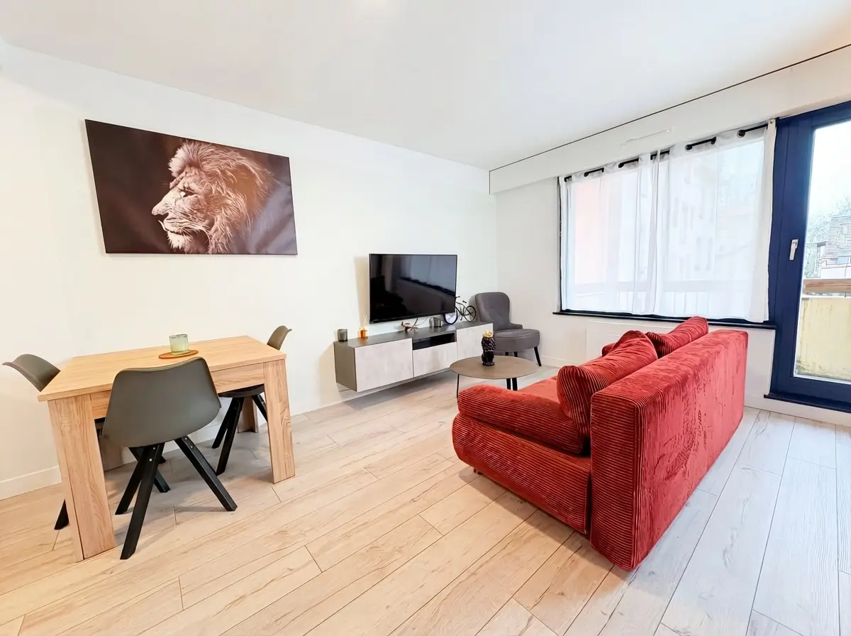 Séjour avec canapé rouge, bureau et grande baie vitrée, Chic & Cosy à Schiltigheim
