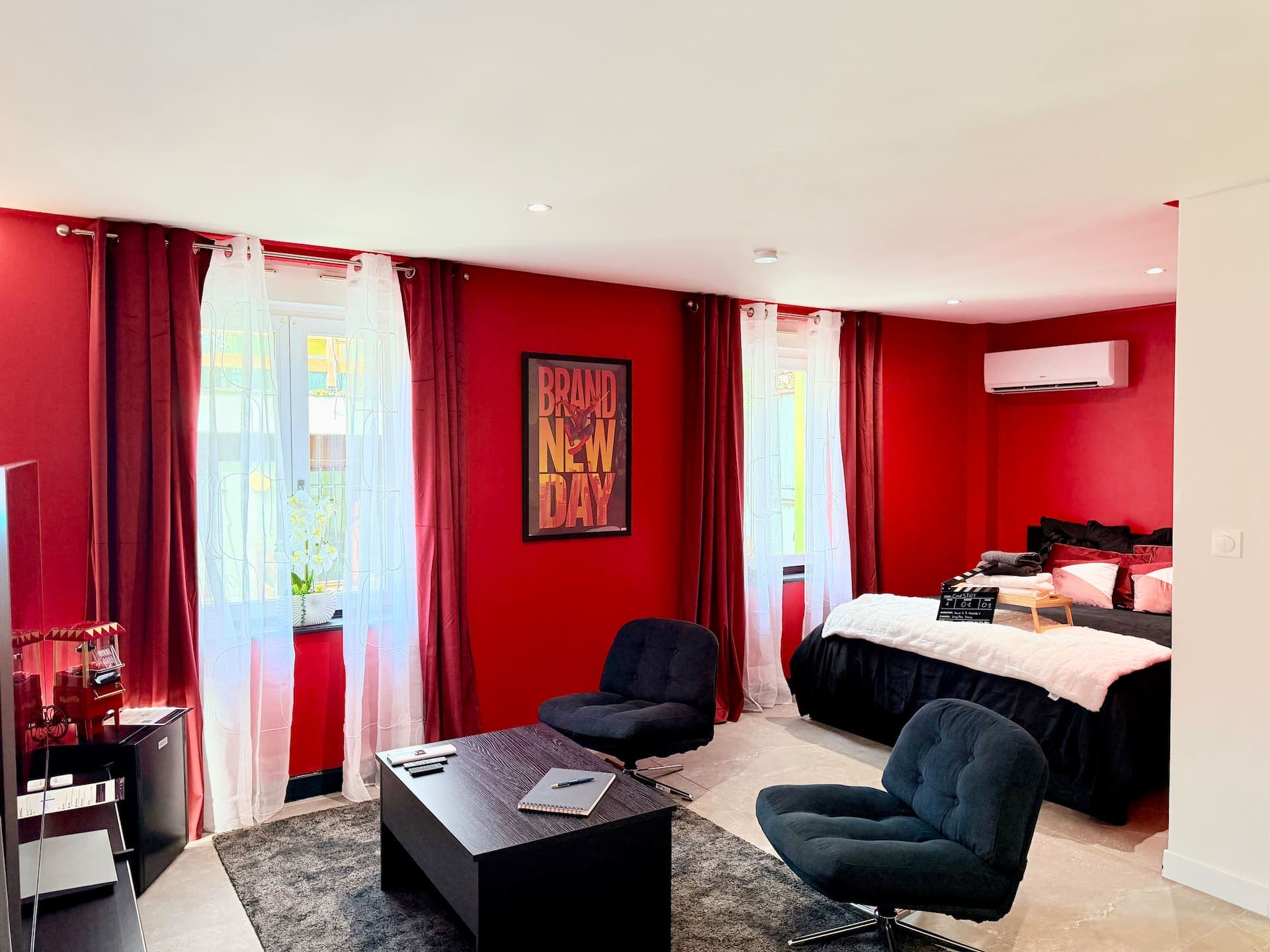 Studio home cinéma aux murs rouges, avec fauteuils, machine à popcorn et coin nuit, CinéSTAY à Schiltigheim