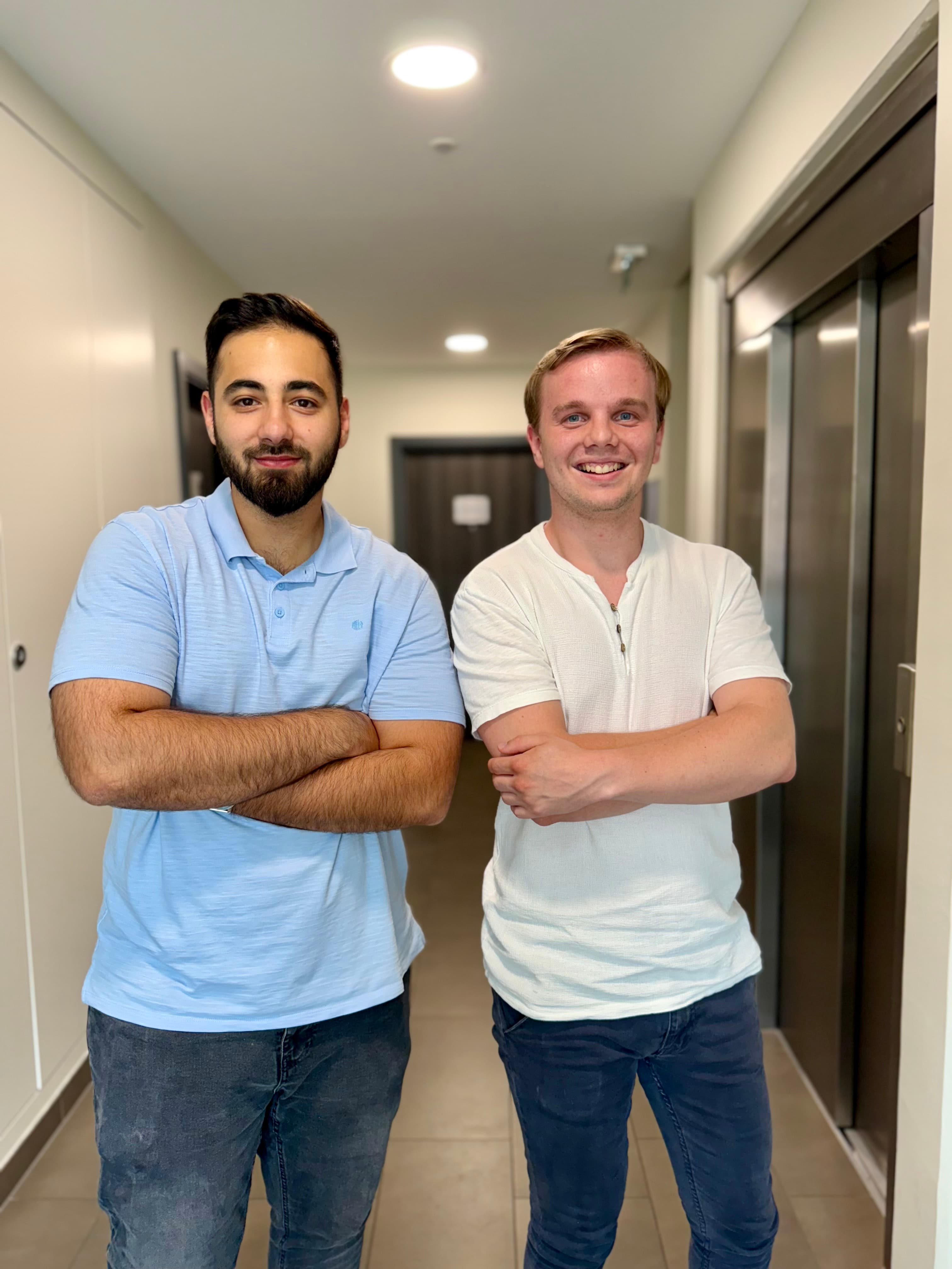 Les deux cofondateurs de STAYFLEX IMMO dans le couloir d’un immeuble à Strasbourg