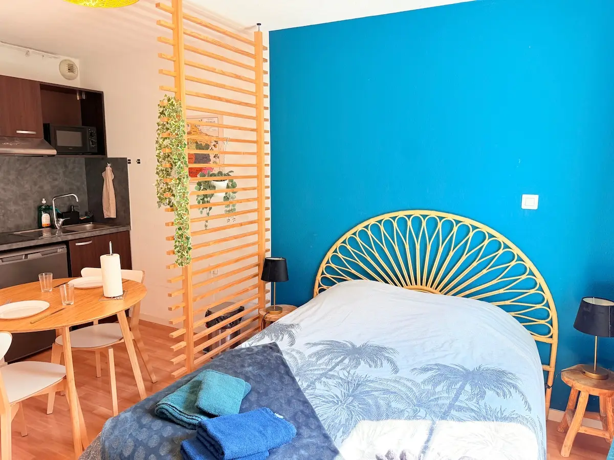 Chambre au mur bleu avec tête de lit en rotin, The Oceanic à Mulhouse